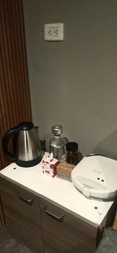 チアにあるRoyal Coliving Apartaestudio independiente y amplia Chíaのトイレとティーポットを備えたバスルームカウンター