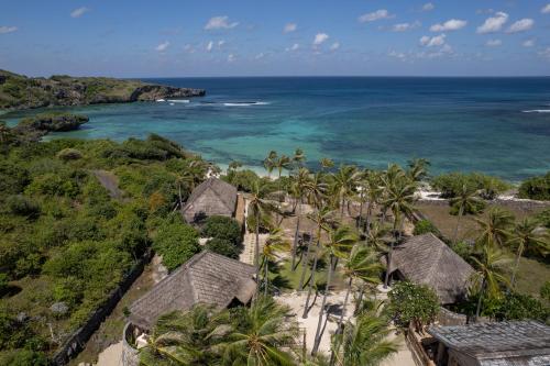 eine Luftaufnahme des Resorts und des Ozeans in der Unterkunft Rote Beach House in Nembrala