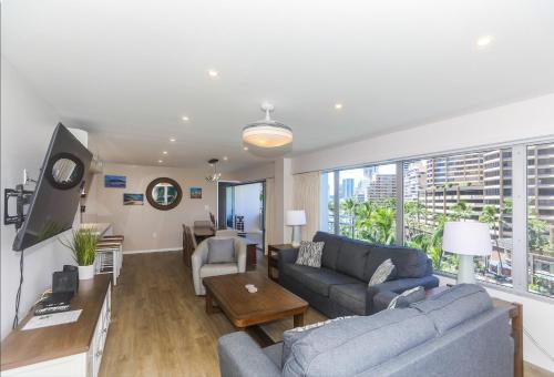 ホノルルにあるFully Furnished Ilikai Tower 525 Condo With Free Wifi, Near Best Waikiki Beaches!のソファとテレビのあるリビングルーム