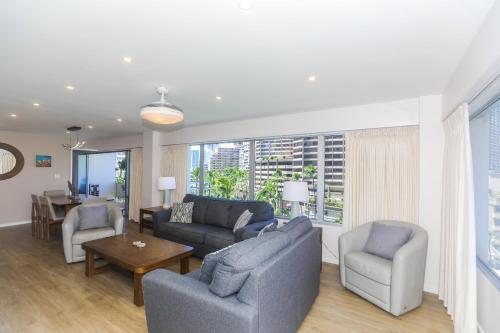 ホノルルにあるFully Furnished Ilikai Tower 525 Condo With Free Wifi, Near Best Waikiki Beaches!のソファと椅子とテーブルのあるリビングルーム