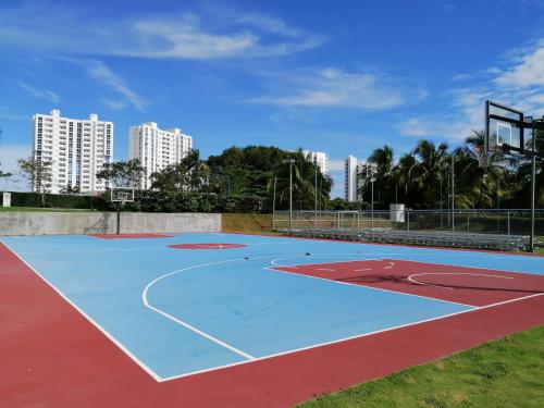 an empty basketball court with buildings in the background at Escapada de Lujo frente al Mar in Río Hato