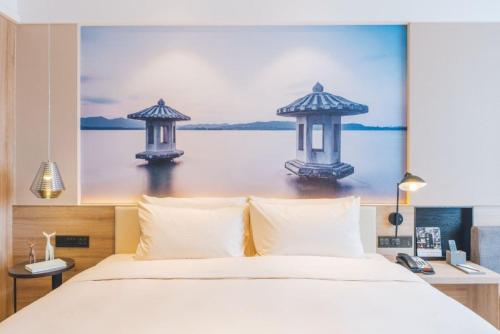 Postel nebo postele na pokoji v ubytování Atour Hotel (Hangzhou West Lake Cultural Square)