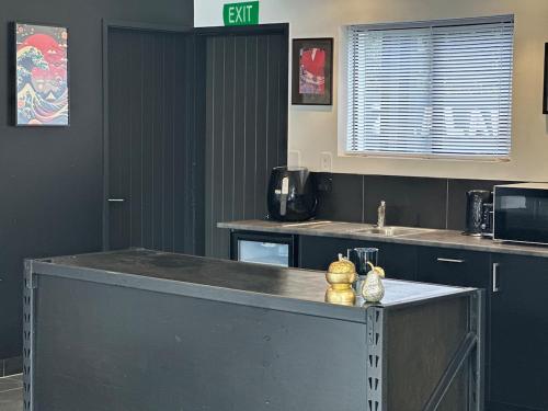 Dapur atau dapur kecil di Easy Peasy Open-plan Studio