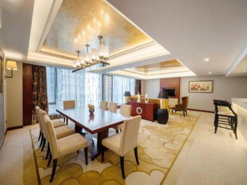 a dining room with a table and chairs at Wuhan Soluxe Hotel in Wuhan