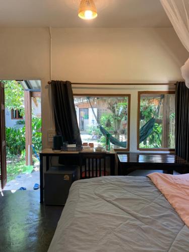 Postel nebo postele na pokoji v ubytování บ้านใจแปงโฮมสเตย์ Ban Jaipang Homestay