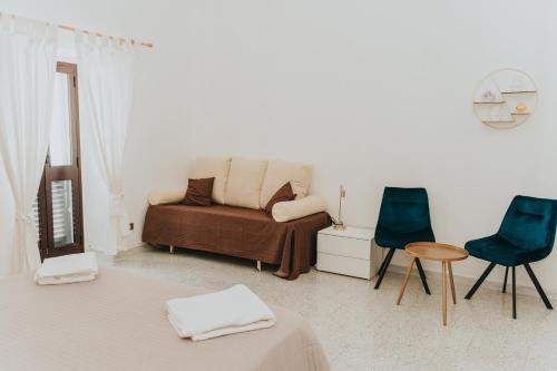 ein Wohnzimmer mit einer Couch und zwei Sesseln in der Unterkunft La casa di Cò trilocale Centro storico Gallipoli in Gallipoli