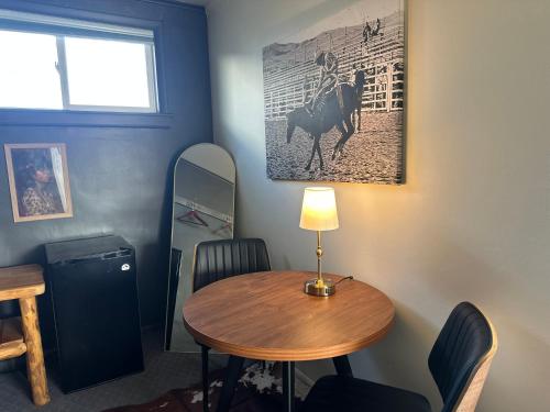 a room with a table with a lamp and a mirror at Elk Antler Inn in Thermopolis