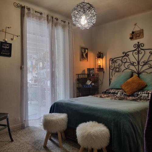 une chambre avec un lit avec deux chaises et une fenêtre dans l'établissement La Petite Maison De Melanie 30m mer, à Six-Fours-les-Plages