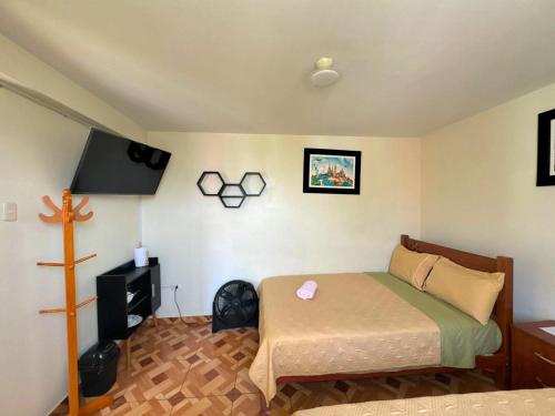 Telewizja i/lub zestaw kina domowego w obiekcie Close to Airport - Free One Time Pickup - A y J Familia