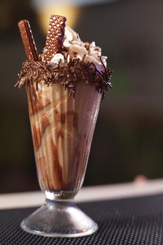 a milkshake with waffles and cookies in a glass at Hotel Bello Caribe Rodadero in Santa Marta