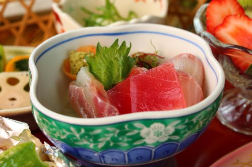 a bowl filled with fruit on top of a table at 森のやかた湯ったり館 