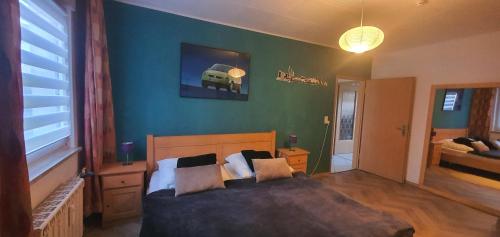 En eller flere senge i et værelse på " Die Wolfs Burg" 70qm - 3Zimmer- Duschbad - Küche & zentrumsnah