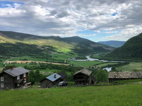 モスにあるGård I Hjertet Af Gudbrandsdalenの家と川のある谷の景色