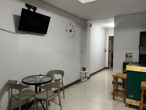 TV a/nebo společenská místnost v ubytování The European House Pattaya