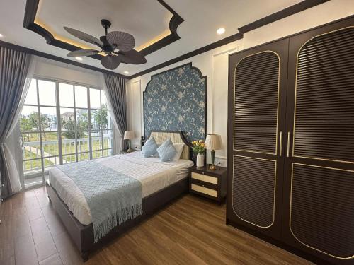 a bedroom with a bed and a ceiling fan at Beach Villa Thiên Ngọc- Novaworld Phan Thiết in Bình Tú
