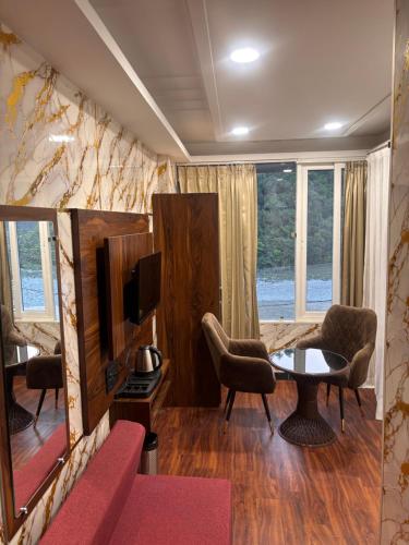 una sala de estar con un sofá y una mesa en Shiv Ganga & Pyass Restaurant, en Jāmb