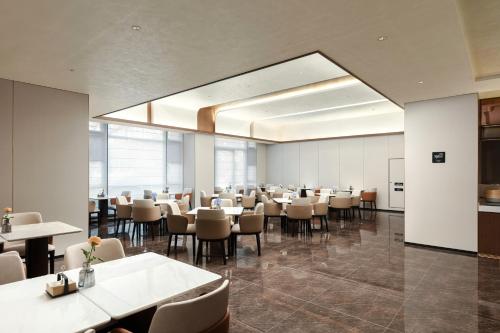 a large dining room with tables and chairs at Atour Hotel Hangzhou Xiaoshan Kaiyuan Plaza in Xiaoshan