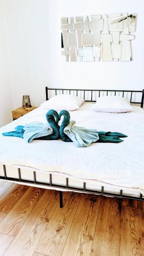 - un lit avec des serviettes bleues dans une chambre dans l'établissement T1 Nature et Balnéothérapie, à Gérardmer