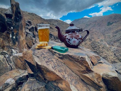 a tea pot and a glass of beer on a rock at imintanoute abderrahim in Oulad Akkou