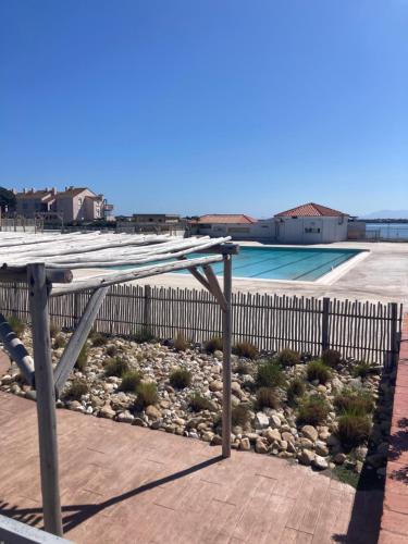 une clôture avec une piscine en arrière-plan dans l'établissement Le Barcares l île de la coudalère résidence Jamaica, à La Celle-sous-Gouzon