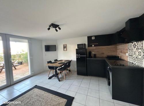 une cuisine avec une table et une salle à manger dans l'établissement Le Barcares l île de la coudalère résidence Jamaica, à La Celle-sous-Gouzon