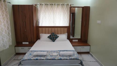 a bedroom with a large bed with a large mirror at Arcadia Homestay in Kāsarkod