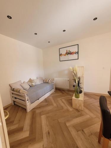 une chambre avec un lit et un parquet dans l'établissement Appartement Caluire-et-Cuire, à Caluire-et-Cuire