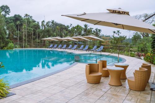 Bazén v ubytování EVORA Resort and SPA nebo v jeho okolí