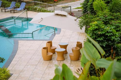 Bazén v ubytování EVORA Resort and SPA nebo v jeho okolí