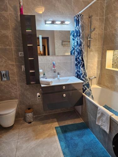 une salle de bain avec un lavabo, une baignoire et des toilettes dans l'établissement Spacious & Cozy - 3 Bedrooms, à Chasse-sur-Rhône