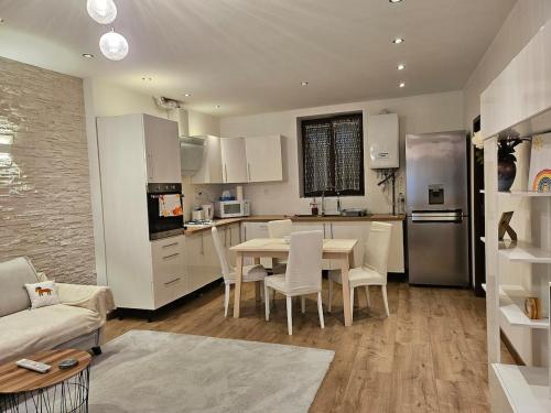 une cuisine et un salon avec une table et des chaises dans l'établissement Spacious & Cozy - 3 Bedrooms, à Chasse-sur-Rhône