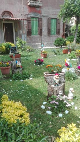 Κήπος έξω από το Take It Easy Roma Guest House