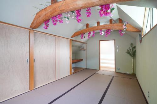 an empty room with flowers on the ceiling at kawana To the Beach in Ito