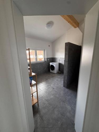 ein leeres Zimmer mit einer Küche mit Mikrowelle in der Unterkunft Steinhöring Bade Appartements in Steinhöring
