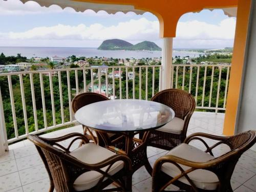 Candy's Palace Apartments -Dominica's Best Hilltop Haven