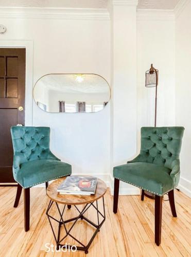 two chairs and a table in a room at Studio Near Downtownwi-fiqueenbdhighfall in Rochester