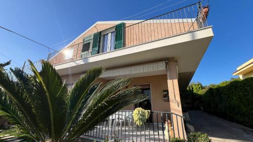 a house with a palm tree in front of it at Casa Genisi in Scicli