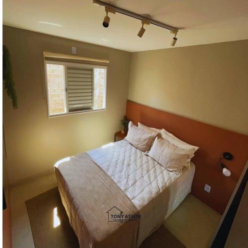 a bedroom with a bed and a window at Casa perto da UFSCar - Refugio perfeito in São Carlos