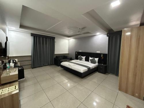 ein Schlafzimmer mit einem großen Bett in einem Zimmer in der Unterkunft Raj Residency Gurgaon in Gurgaon