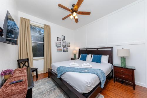 une chambre avec un lit et un ventilateur de plafond dans l'établissement 30A Luxury Suite with King Bed, Parking, Pool & Balcony, à Santa Rosa Beach