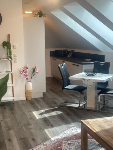 a dining room with a table and chairs in a room at Sorinas Home WB16 Top 7 in Wagersbach