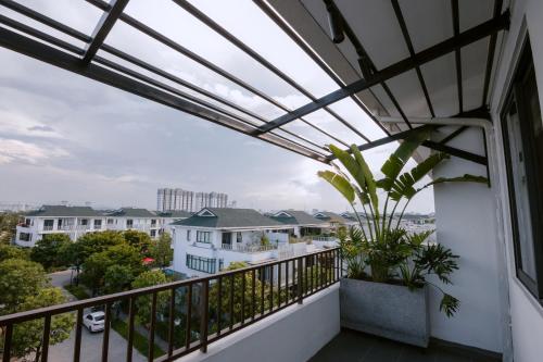 a balcony with a view of the city at S Gallery Apartment in Thôn Lại Thê