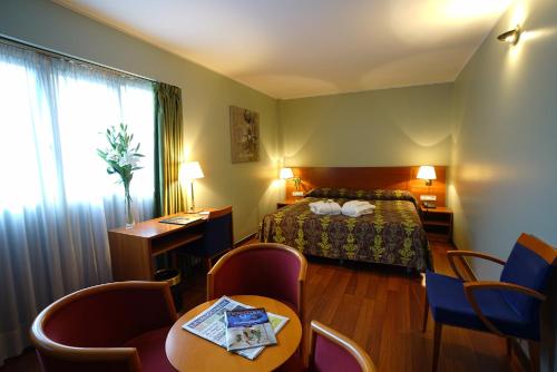  Zenit Diplomatic -  Room  picture :    Minibar    Bath    Safety deposit box                            