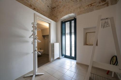 een kamer met een hal met een trap en een deur bij Aria di Ceglie authentic elegance in Ceglie Messapica