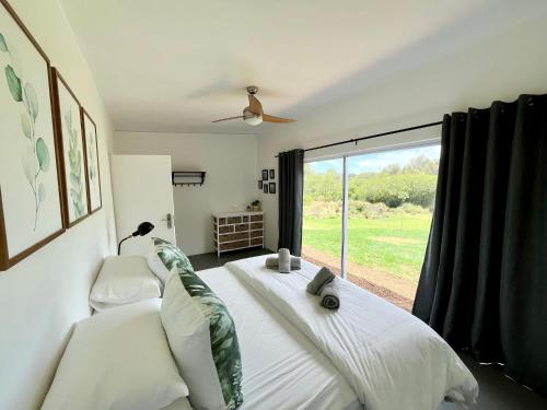 Letto o letti in una camera di Ndlovu Addo River Lodge