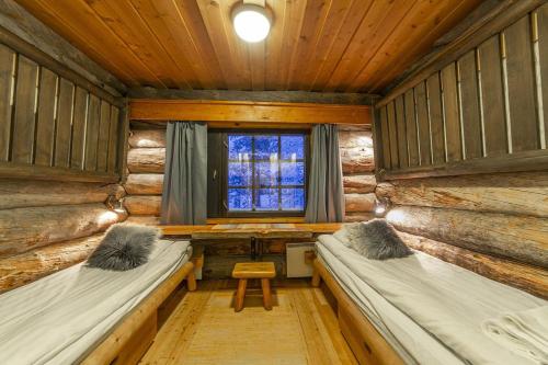 Кровать или кровати в номере Kuukkeli Log Houses Porakka Inn