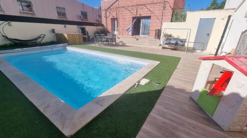Kolam renang di atau dekat dengan Agréable Villa pour 7 avec vue mer LOGEMENT ENTIER