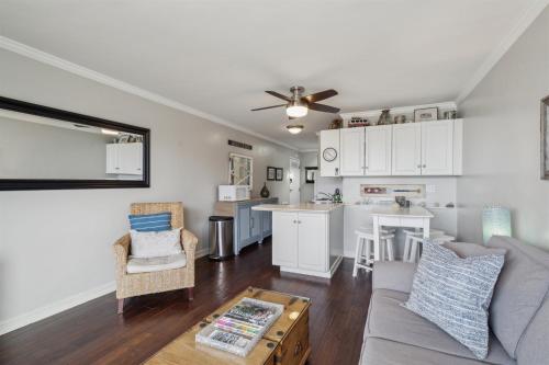 Dapur atau dapur kecil di Beach Condo with Private Ocean View Balcony #237