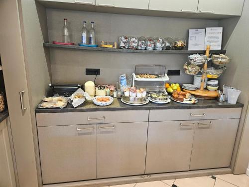 a kitchen with a buffet of food on a counter at Hotel Le Ville in Capannori