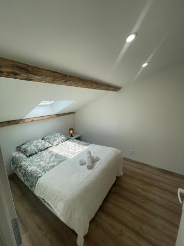 une chambre avec un lit avec un animal en peluche dessus dans l'établissement L'Écho des Vagues T3 Beach, à Port-la-Nouvelle